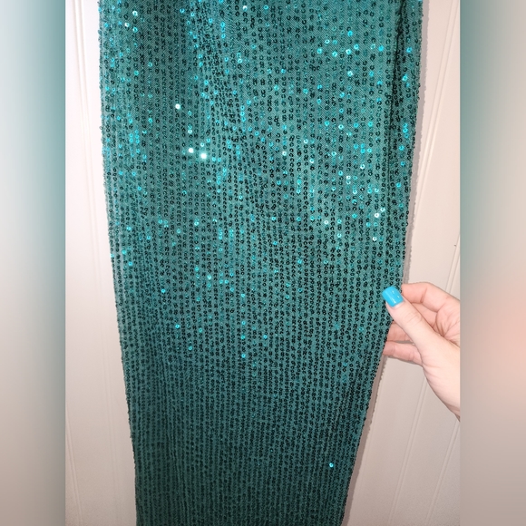 NWT Windsor Green Sequin Prom Gown Formal Dress High-Cut Side Slit, Floor-Length - Picture 5 of 13